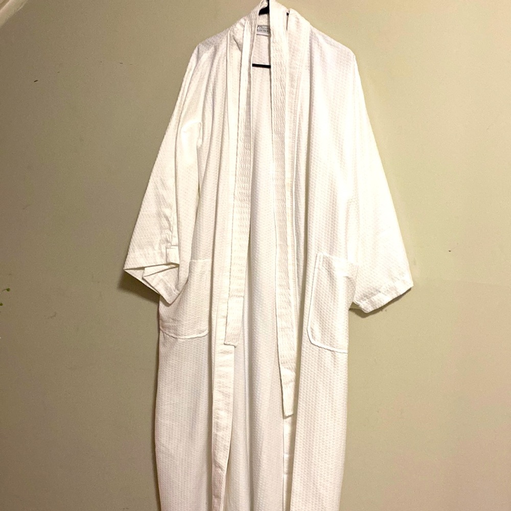 T-Y Hotel Diamond Collection Robe in white good like new